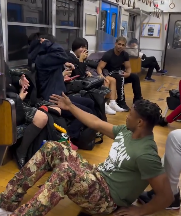 有關的男子假裝倒地再尋求學生扶起被無視。(影片截圖)