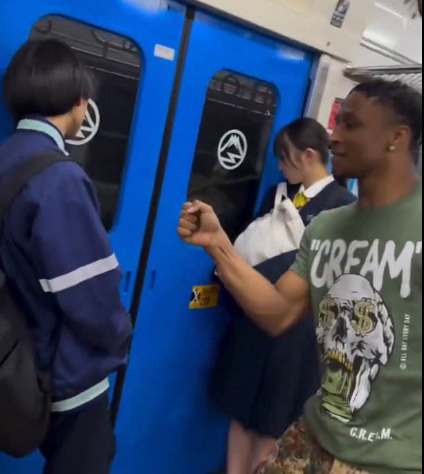 列車內的學生都別過臉。(影片截圖)