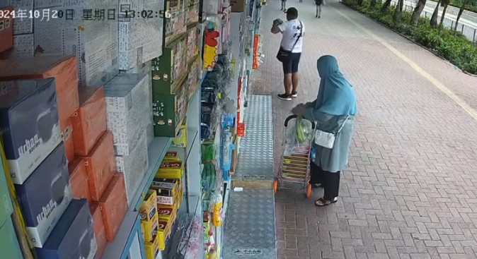 網上瘋傳一段「偷紙巾」的閉路電視片段 FB香港突發事故報料區及討論區