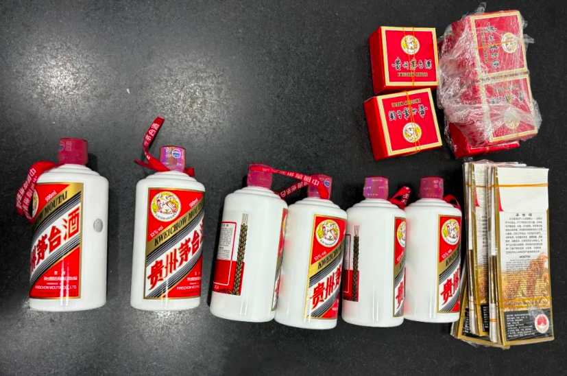 拱北海關截獲六瓶茅台酒及包裝。(「海關發布」微信公眾號)