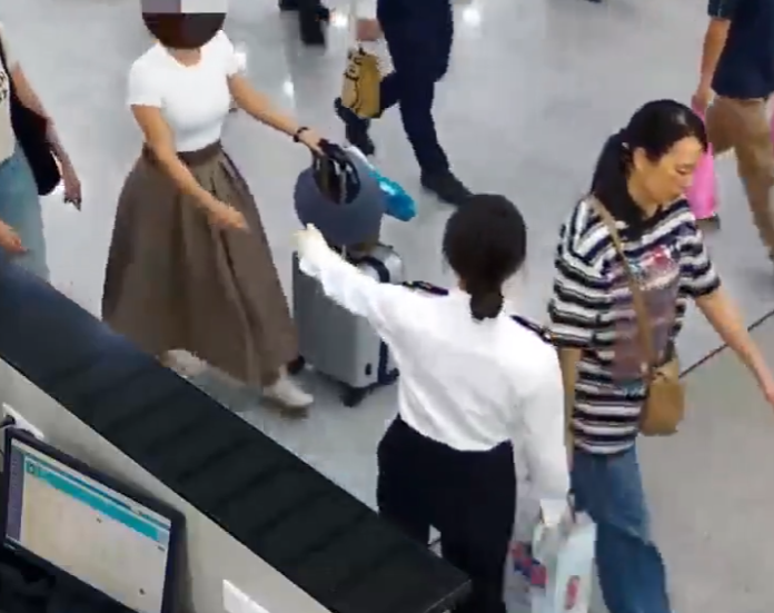 港女用彈力繃帶綁藏6瓶茅台酒。(「海關發布」微信公眾號)