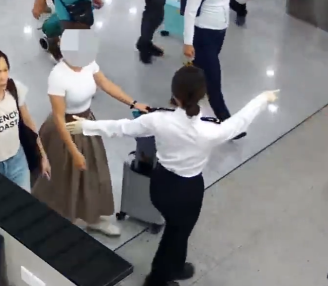 港女用彈力繃帶綁藏6瓶茅台酒。(「海關發布」微信公眾號)