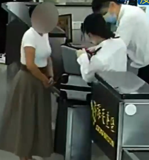 港女用彈力繃帶綁藏6瓶茅台酒。(「海關發布」微信公眾號)