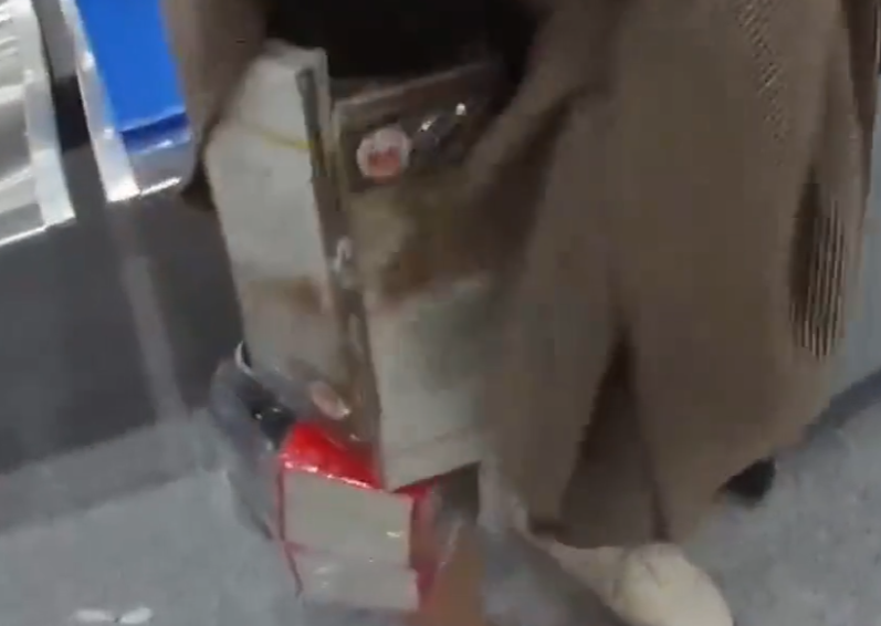 港女用彈力繃帶綁藏6瓶茅台酒。(「海關發布」微信公眾號)