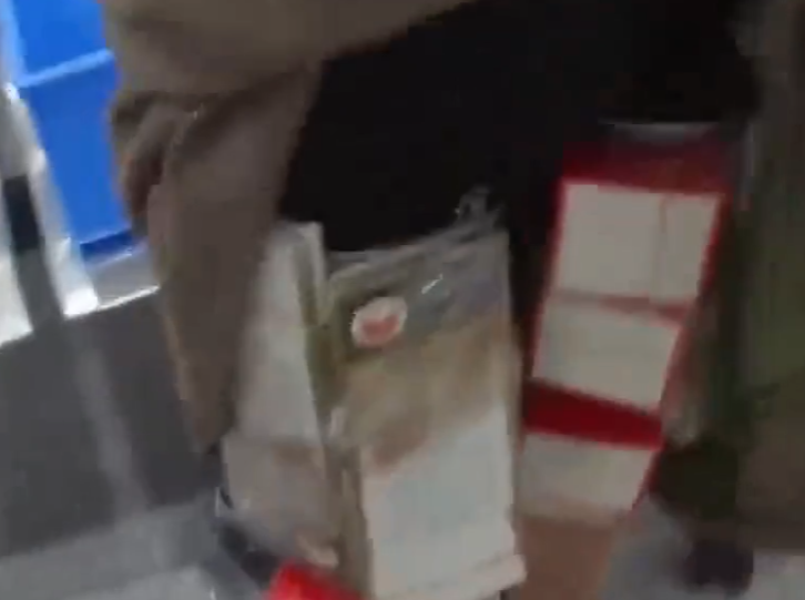 港女用彈力繃帶綁藏6瓶茅台酒。(「海關發布」微信公眾號)