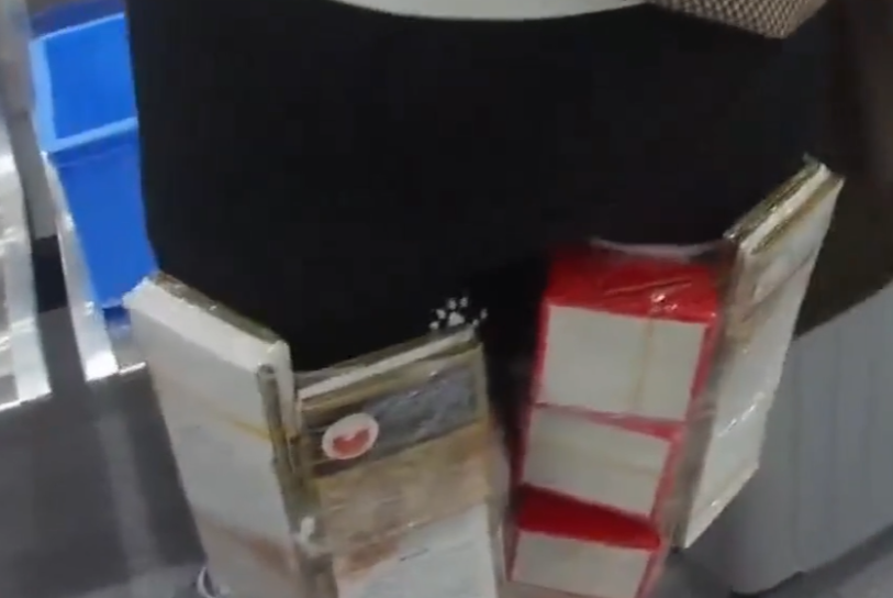 港女用彈力繃帶綁藏6瓶茅台酒。(「海關發布」微信公眾號)