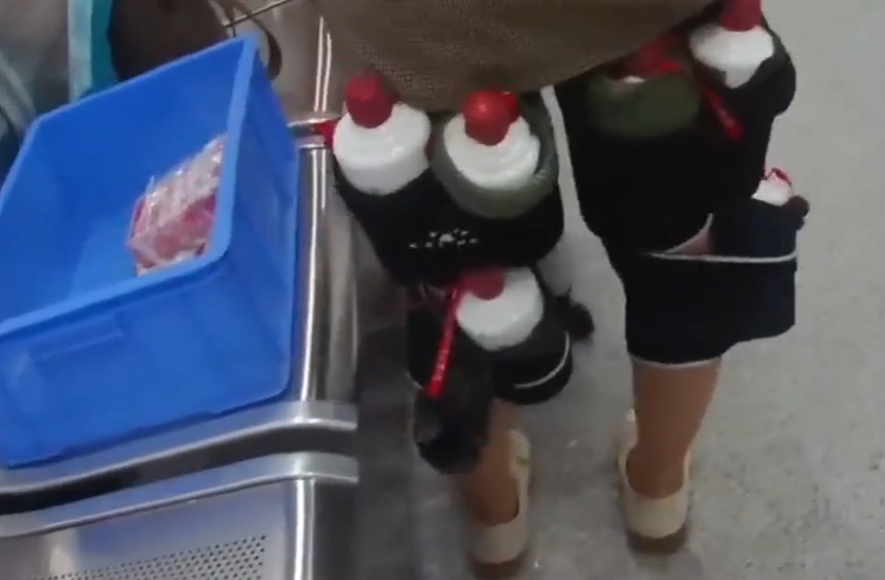 港女用彈力繃帶綁藏6瓶茅台酒。(「海關發布」微信公眾號)