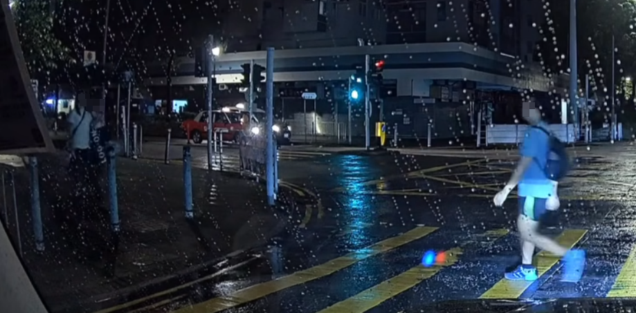 兩名少女同撐一傘正由另一方向行人路走出準備過路(facebook群組「大埔人大埔谷」)