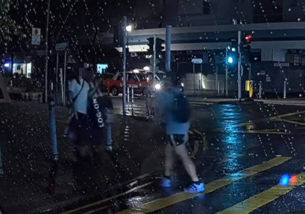 正當雙方擦身而過,疑犯突然加速起跑,1秒內疑伸手胸襲其中一女(facebook群組「大埔人大埔谷」)