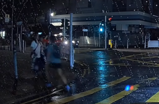 正當雙方擦身而過,疑犯突然加速起跑,1秒內疑伸手胸襲其中一女(facebook群組「大埔人大埔谷」)