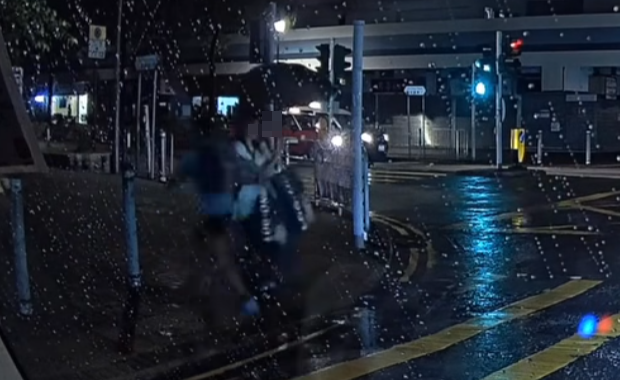 正當雙方擦身而過,疑犯突然加速起跑,1秒內疑伸手胸襲其中一女(facebook群組「大埔人大埔谷」)