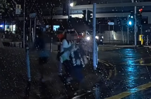 正當雙方擦身而過,疑犯突然加速起跑,1秒內疑伸手胸襲其中一女(facebook群組「大埔人大埔谷」)