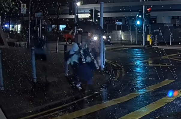 正當雙方擦身而過,疑犯突然加速起跑,1秒內疑伸手胸襲其中一女(facebook群組「大埔人大埔谷」)