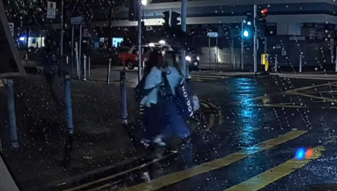 正當雙方擦身而過,疑犯突然加速起跑,1秒內疑伸手胸襲其中一女(facebook群組「大埔人大埔谷」)