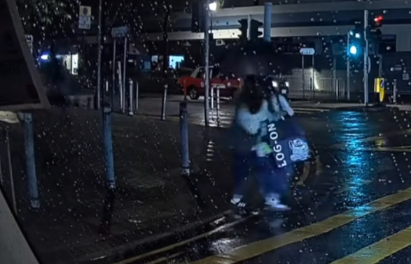 疑犯得手後極速跑走。兩女表現驚慌失措,一度回頭望住男子逃跑方向,及後最後繼續橫過馬路。(facebook群組「大埔人大埔谷」)