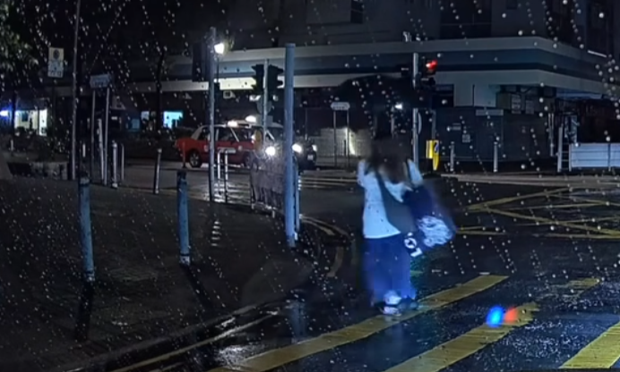 疑犯得手後極速跑走。兩女表現驚慌失措,一度回頭望住男子逃跑方向,及後最後繼續橫過馬路。(facebook群組「大埔人大埔谷」)