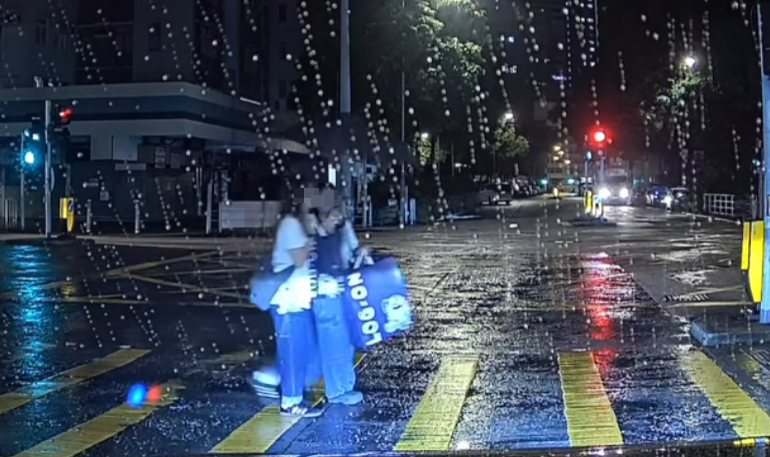 疑犯得手後極速跑走。兩女表現驚慌失措,一度回頭望住男子逃跑方向,及後最後繼續橫過馬路。(facebook群組「大埔人大埔谷」)