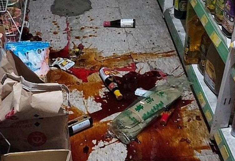 嘉義有商店醬油被震落地。(互聯網)