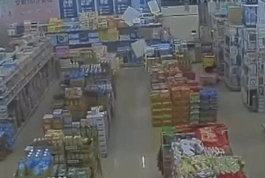 有超市的天花塌下。(互聯網)