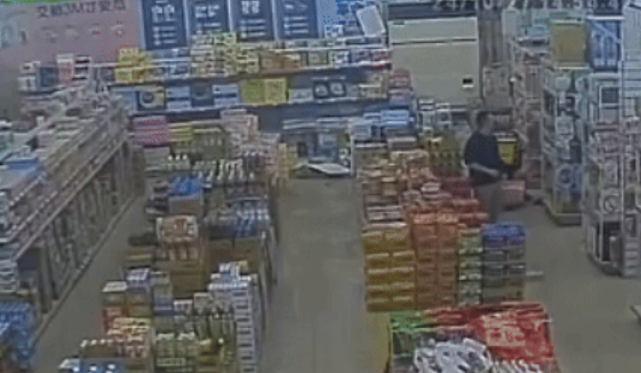 有超市的天花塌下。(互聯網)