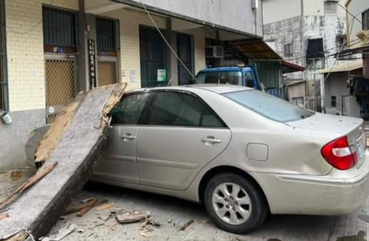 有建築矮牆被震塌。(互聯網)