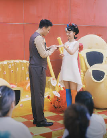 武漢一對95後新人於今年5月的一組「麥當勞婚禮」照片在社交平台上瘋傳