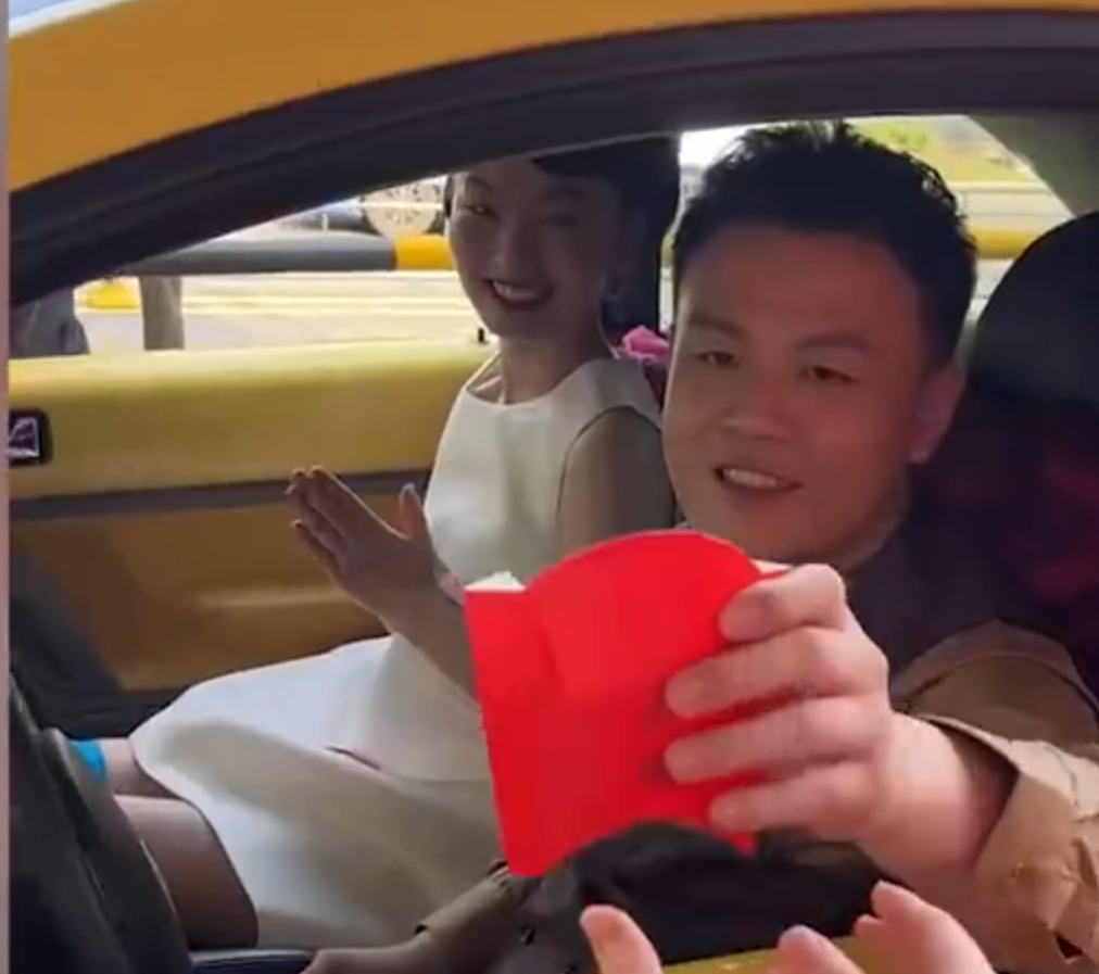 新郎還將婚戒藏在薯條盒內,從車道窗口遞送給新娘。