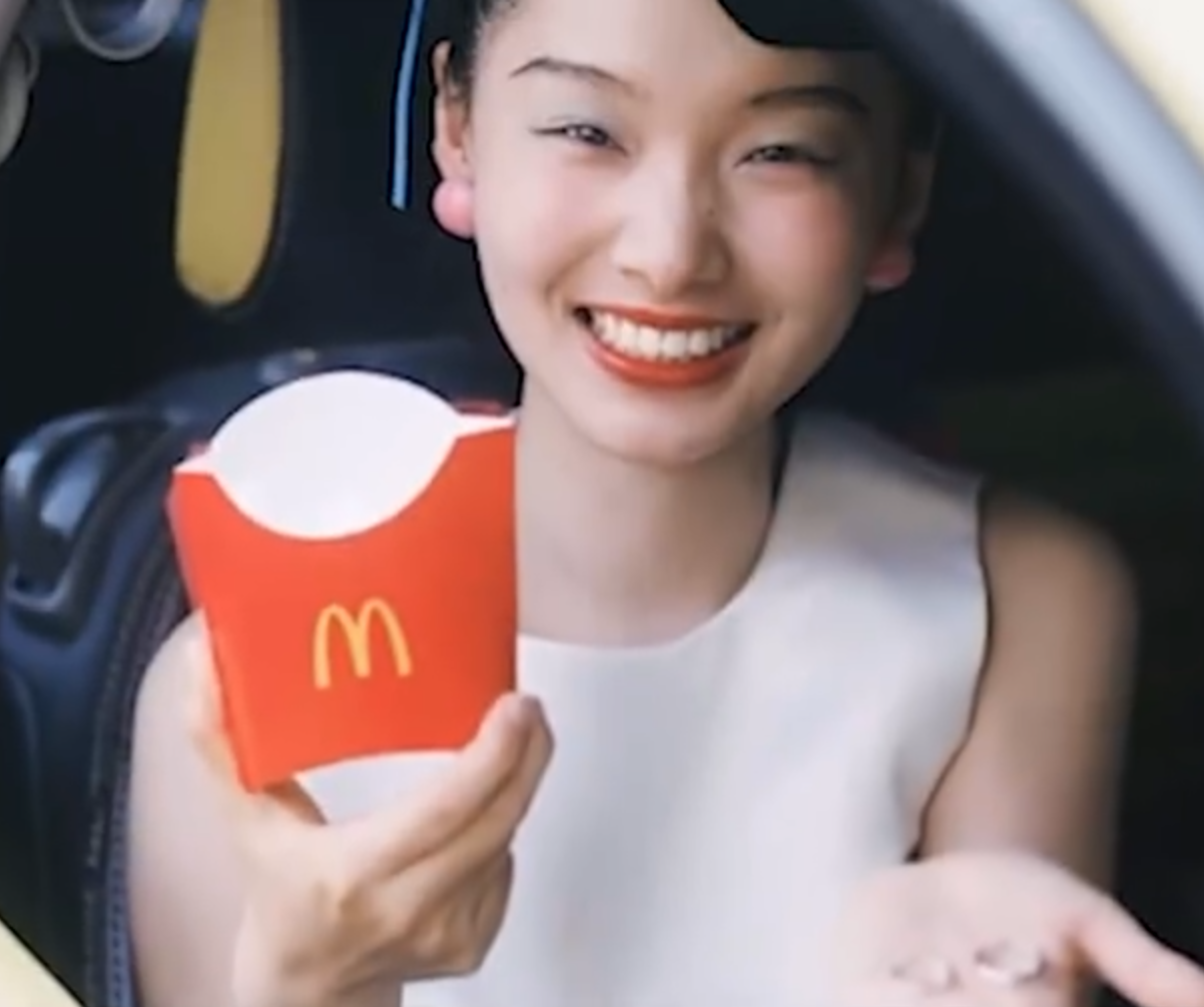 新郎還將婚戒藏在薯條盒內,從車道窗口遞送給新娘。