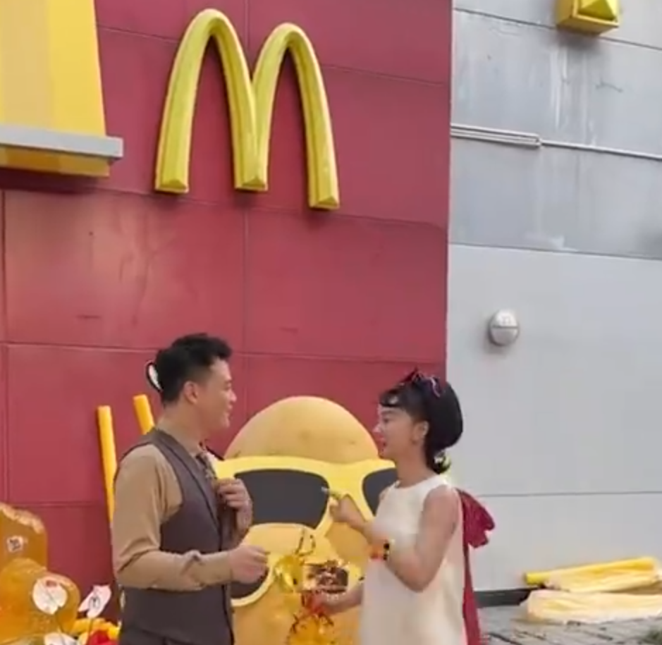 武漢一對95後新人於今年5月的一組「麥當勞婚禮」照片在社交平台上瘋傳