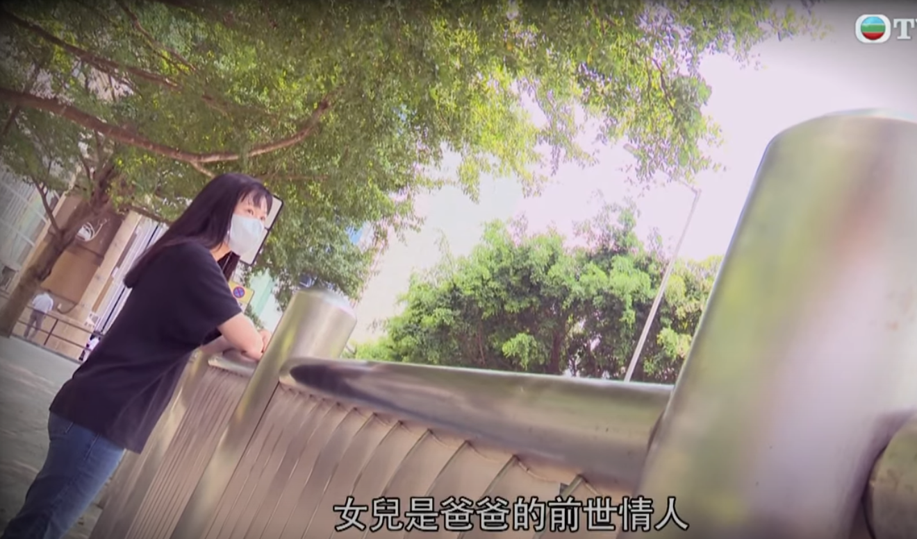 吳小姐披露母親去世不久,73歲父親很快就帶了一位細28歲新女友回家,因吳小姐拒絕該女子入門,父親態度大變,並且要求她及兩名孫女搬家,要不然就要支付每月20萬租金(東張西望截圖)