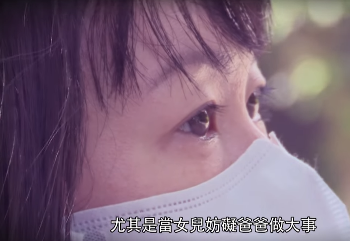 吳小姐披露母親去世不久,73歲父親很快就帶了一位細28歲新女友回家,因吳小姐拒絕該女子入門,父親態度大變,並且要求她及兩名孫女搬家,要不然就要支付每月20萬租金(東張西望截圖)