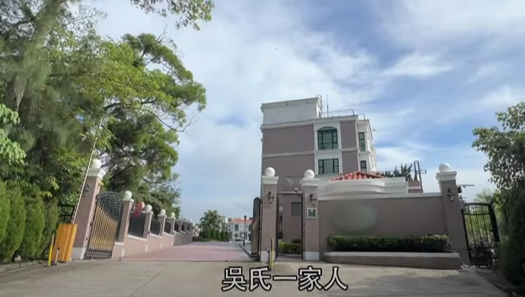 苦主吳小姐透露原本一家人居住在赤柱南灣的一幢三層高的大屋,原本大屋由一間公司所持有,而公司股東就是吳伯夫婦,吳太三年半前離世後,物業則變由吳伯一人持有。(東張西望截圖)