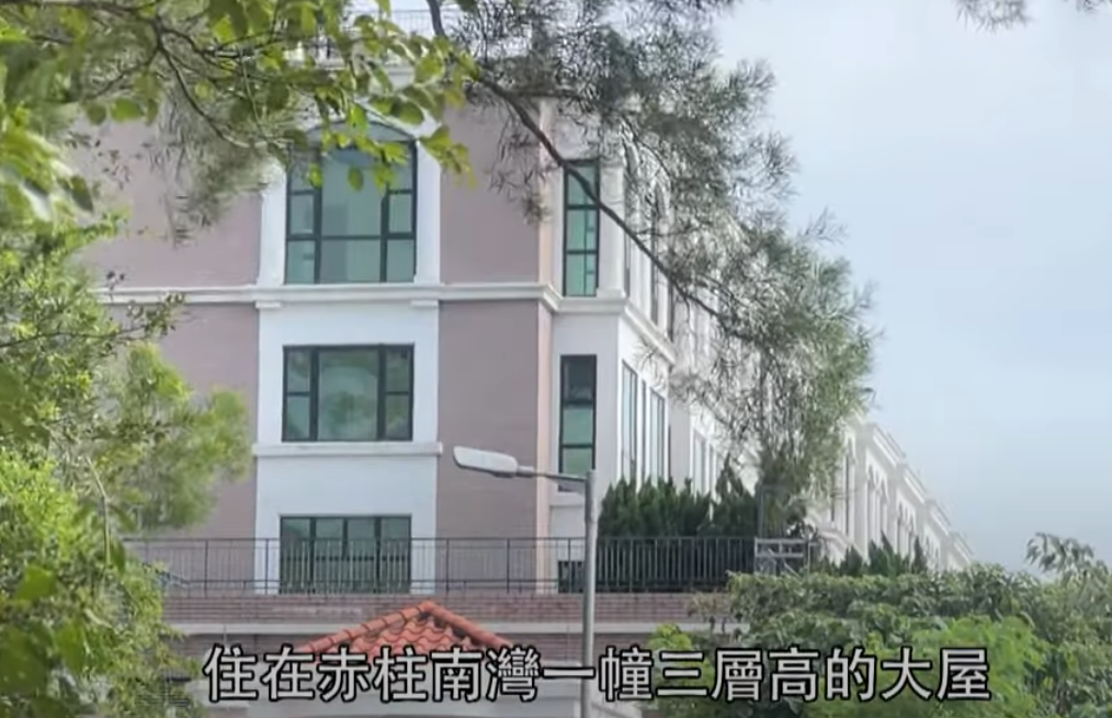 苦主吳小姐透露原本一家人居住在赤柱南灣的一幢三層高的大屋,原本大屋由一間公司所持有,而公司股東就是吳伯夫婦,吳太三年半前離世後,物業則變由吳伯一人持有。(東張西望截圖)