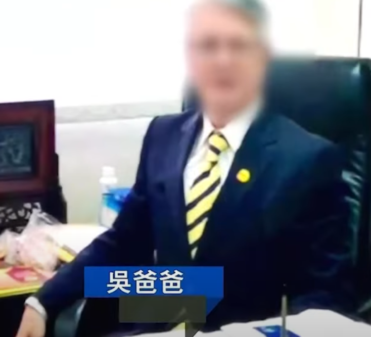 苦主吳小姐透露原本一家人居住在赤柱南灣的一幢三層高的大屋,原本大屋由一間公司所持有,而公司股東就是吳伯夫婦,吳太三年半前離世後,物業則變由吳伯一人持有。(東張西望截圖)