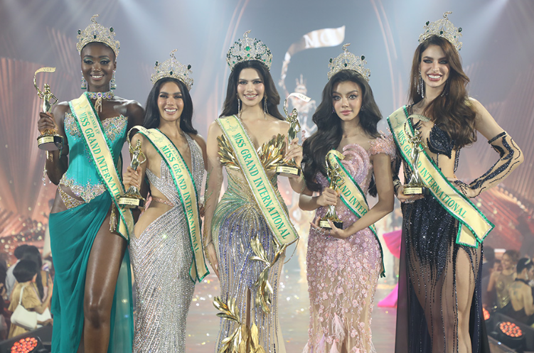 戴蘇寧(右二)獲選季軍。(互聯網)