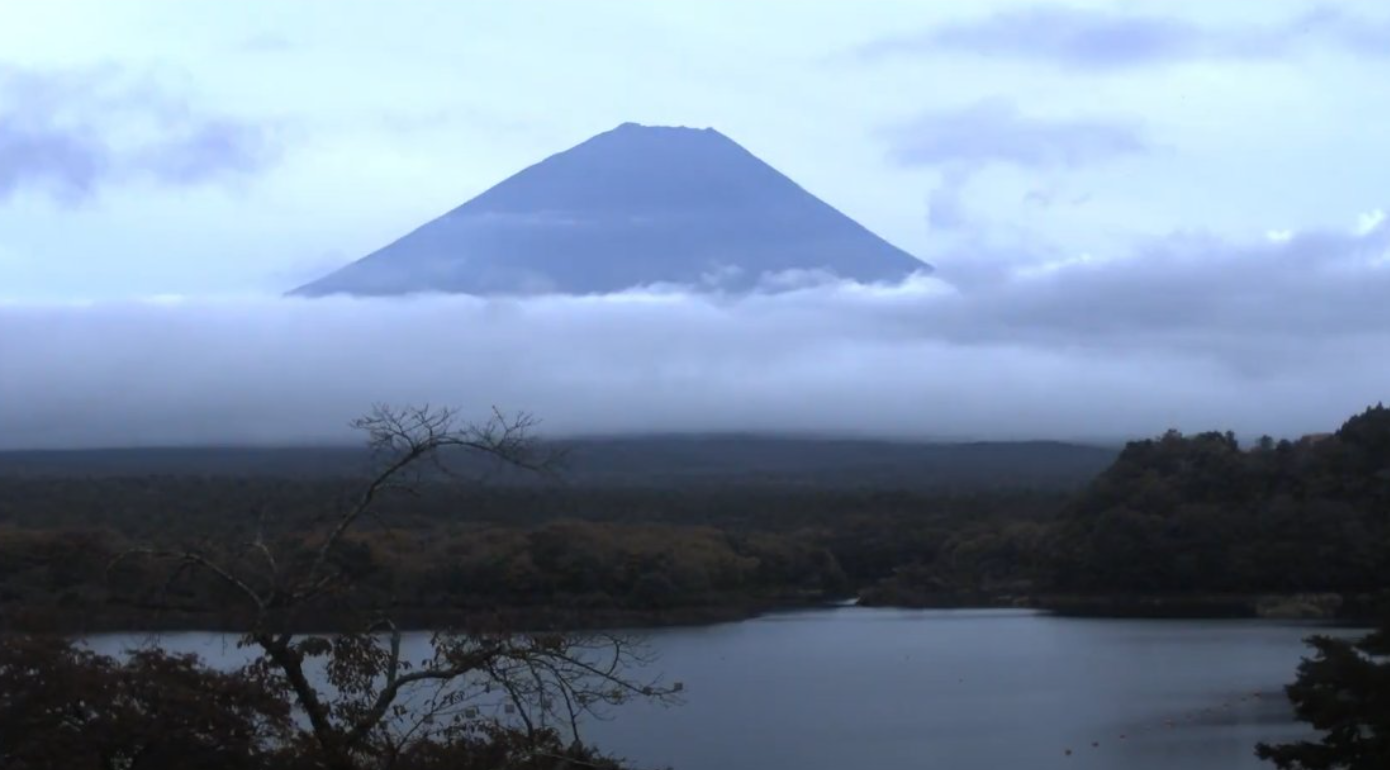 富士山截至周一仍是這個樣,未見初雪冠。(互聯網)