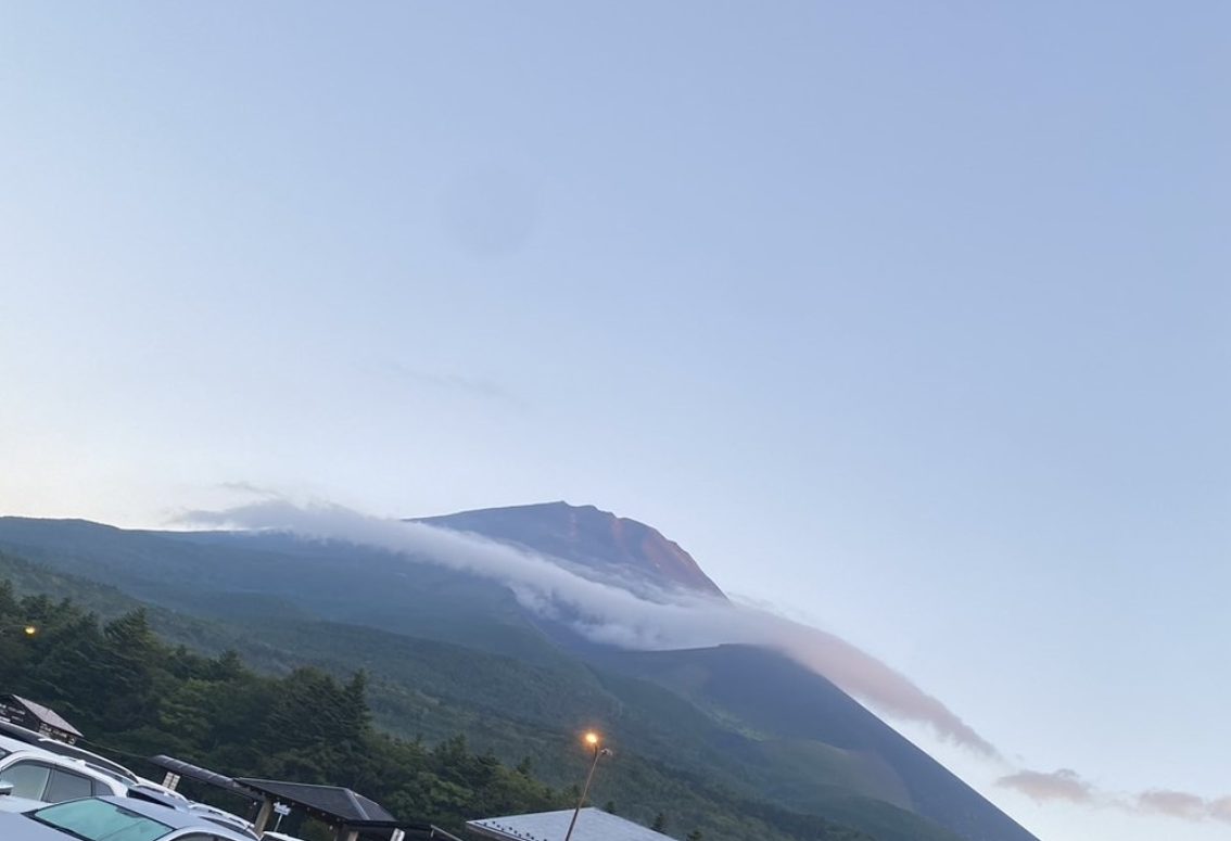 富士山截至周一仍是這個樣,未見初雪冠。(互聯網)