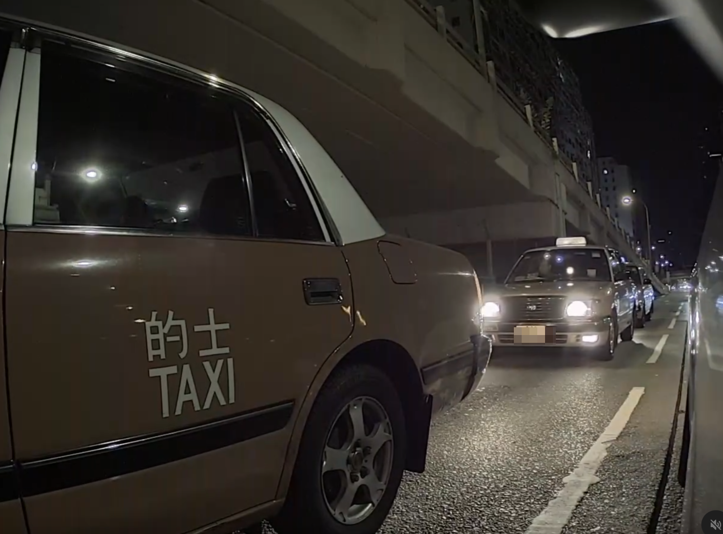 側Cam影片可見當時車主於旺角太子道西前往西邊方向,至洗衣街交界的燈位前停下,此時右邊綫涉事的士早已停車(Threads影片截圖)