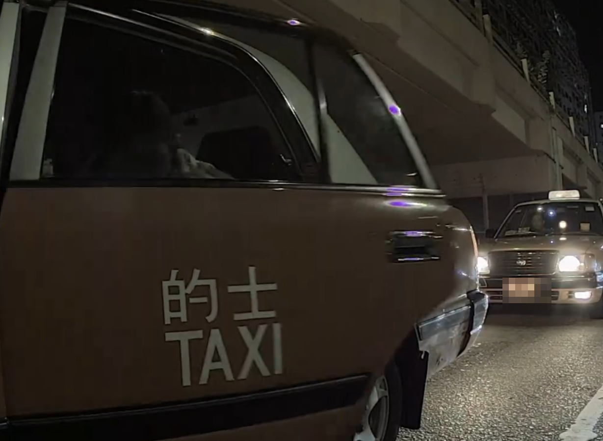 一名正用電話講話的女乘客突猛力開車門,撞到事主車輛的車門(Threads影片截圖)