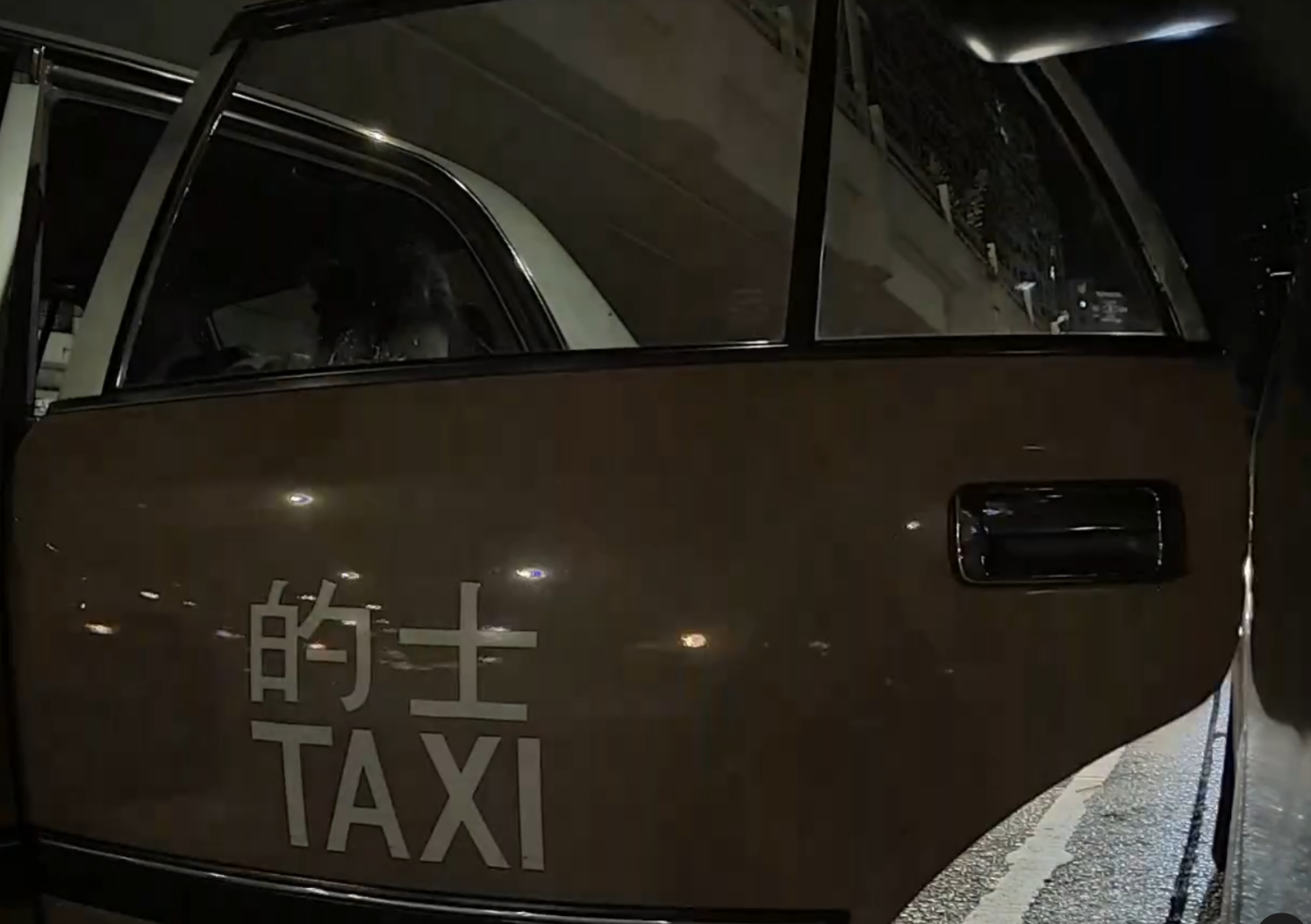 一名正用電話講話的女乘客突猛力開車門,撞到事主車輛的車門(Threads影片截圖)