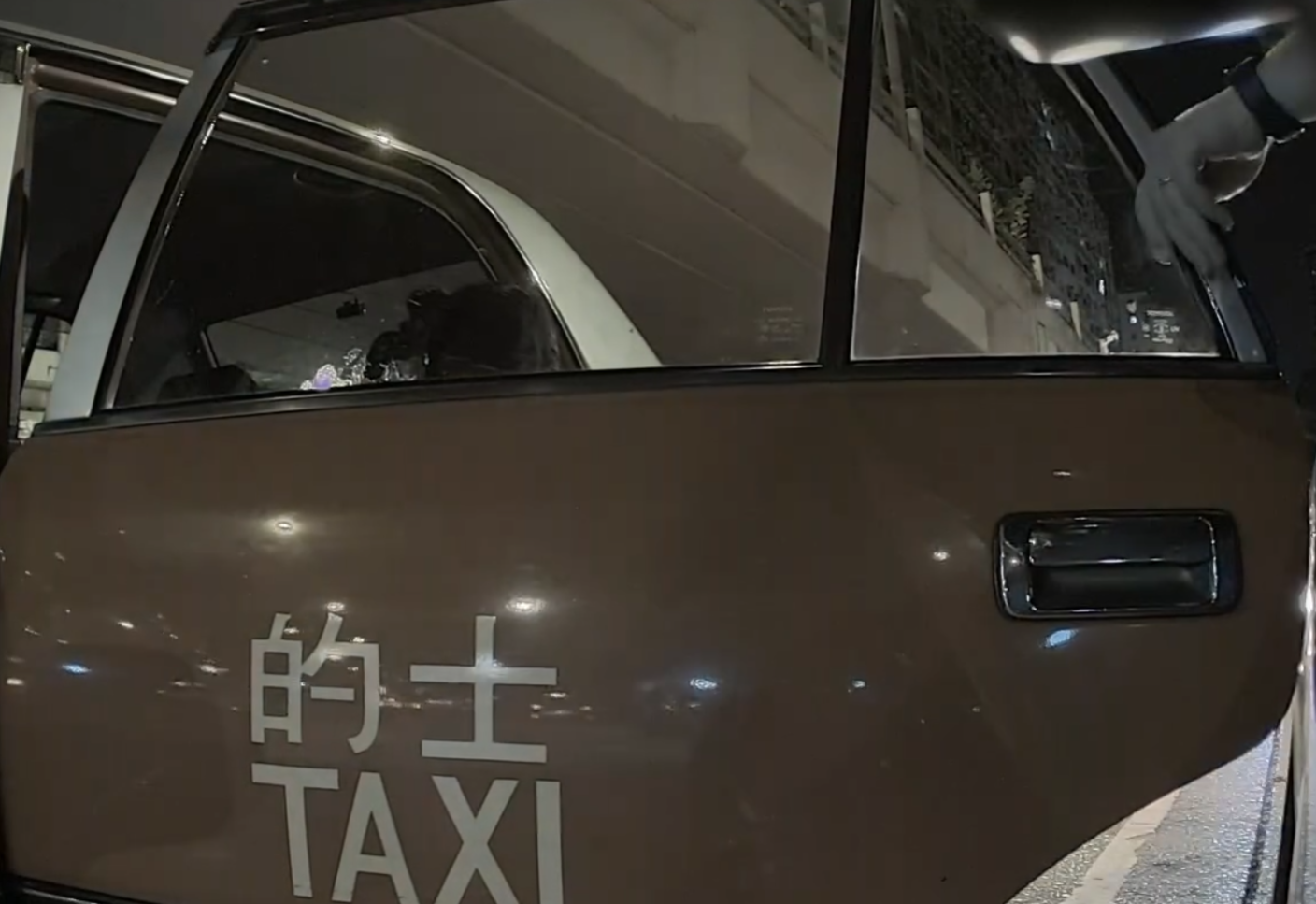 女乘客期間伸頭望向地面,事主即伸手攔門及與女子對質(Threads影片截圖)