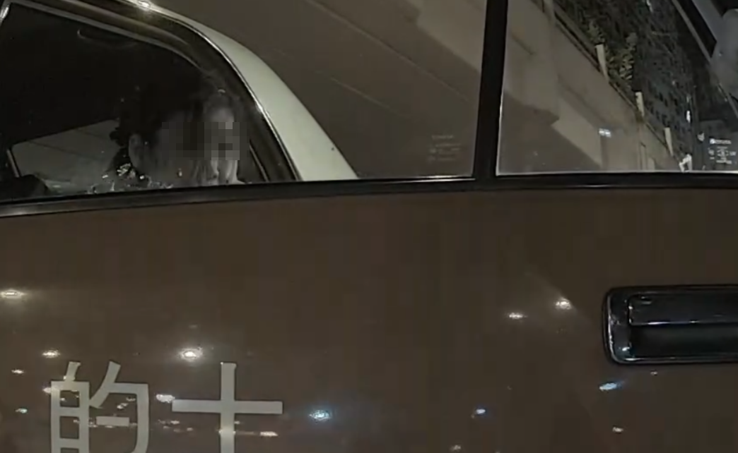 女乘客期間伸頭望向地面,事主即伸手攔門及與女子對質(Threads影片截圖)