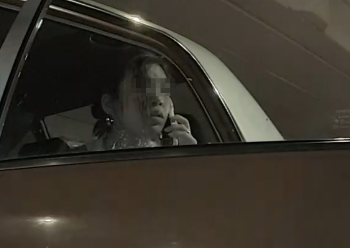 女子望向事主後欲閂門,惟事主一度阻止(Threads影片截圖)