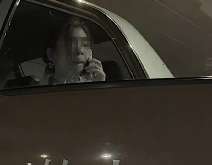 女子望向事主後欲閂門,惟事主一度阻止(Threads影片截圖)