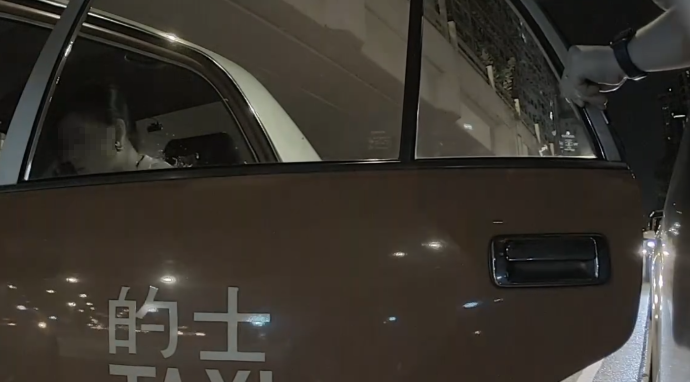 女子望向事主後欲閂門,惟事主一度阻止(Threads影片截圖)