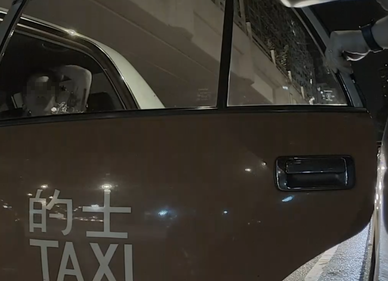 女子撥頭髮後即唸唸有詞,期間以手抹口,再用力成功閂門(Threads影片截圖)