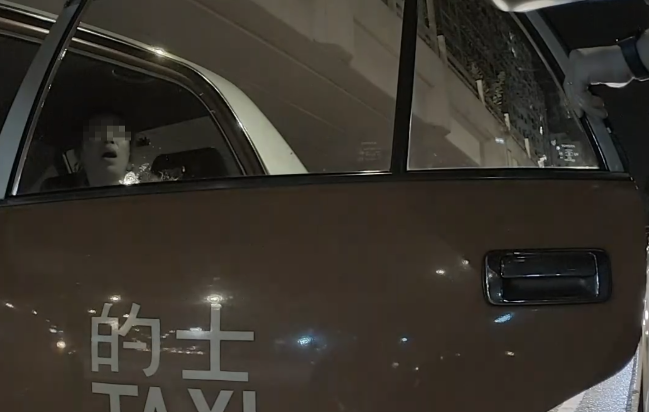 女子撥頭髮後即唸唸有詞,期間以手抹口,再用力成功閂門(Threads影片截圖)