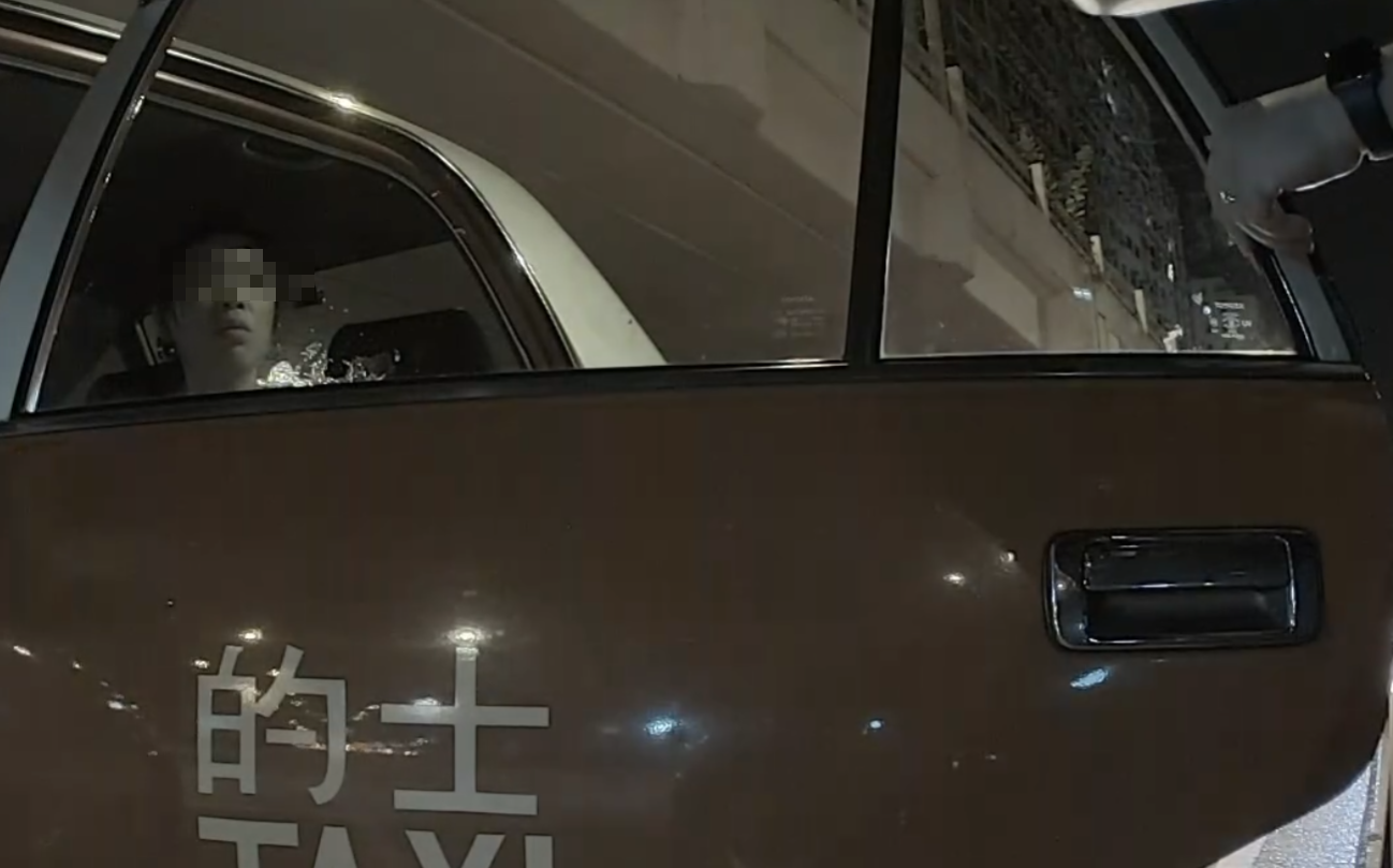 女子撥頭髮後即唸唸有詞,期間以手抹口,再用力成功閂門(Threads影片截圖)