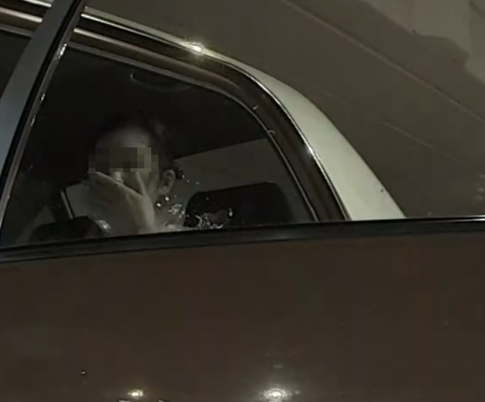 女子撥頭髮後即唸唸有詞,期間以手抹口,再用力成功閂門(Threads影片截圖)