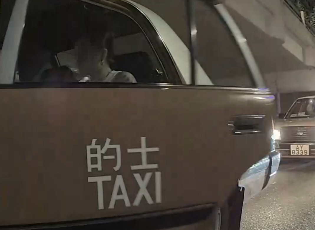 女子撥頭髮後即唸唸有詞,期間以手抹口,再用力成功閂門(Threads影片截圖)